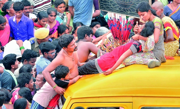 People try to revive a young girl who fell unconscious in the queue lines due to the stampede at the entrance of the Pushkar ghat They are sitting on top of an ambulance (Photo: Manikanta Kumar /
Ch. Narayana Rao) People try to revive a young girl who fell unconscious in the queue lines due to the stampede at the entrance of the Pushkar ghat They are sitting on top of an ambulance (Photo: Manikanta Kumar /
Ch. Narayana Rao)